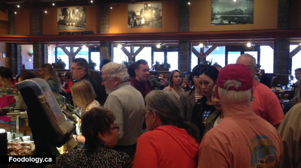 grand-canyon-lunch-buffet-crowd