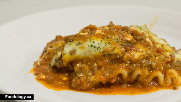 Costco-Lasagna-serve