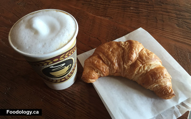 bnb-cafe-cappuccino-croissant
